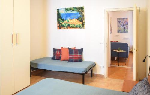 uma sala de estar com um sofá e uma cadeira em 1 Bedroom Stunning Apartment In Vecchiano em Vecchiano