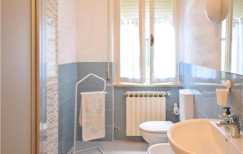 uma casa de banho com um WC, um lavatório e uma janela em 1 Bedroom Stunning Apartment In Vecchiano em Vecchiano