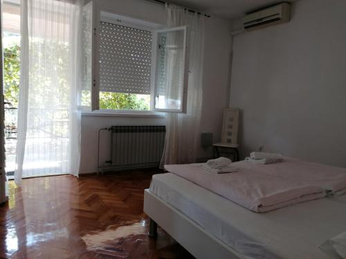 Postel nebo postele na pokoji v ubytování Apartment Selce 2381d
