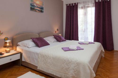 Apartments with a parking space Jadranovo, Crikvenica - 2377 tesisinde bir odada yatak veya yataklar