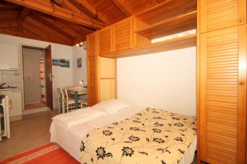 Katil atau katil-katil dalam bilik di Apartments with a parking space Opatija - Volosko, Opatija - 2349