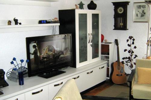 einen TV auf einem weißen Schrank in der Unterkunft Apartments with WiFi Novi Vinodolski - 2382 in Novi Vinodolski