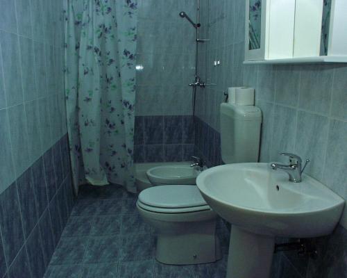 łazienka z toaletą i umywalką w obiekcie Apartment Rabac 2323b w Rabacu