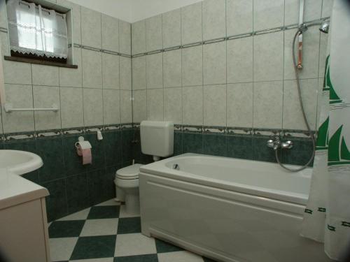 een badkamer met een toilet, een bad en een wastafel bij Apartments with a parking space Presika, Labin - 2370 in Labin