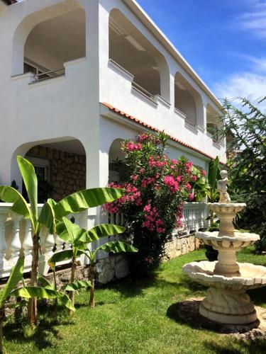 Apartments with parking space Novi Vinodolski - 2348