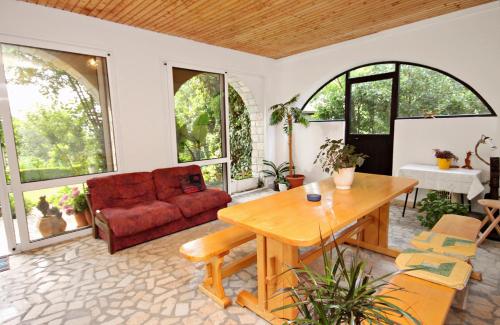 ein Wohnzimmer mit einem Tisch und einem Sofa in der Unterkunft Apartments with a parking space Smrika, Kraljevica - 2365 in Šmrika