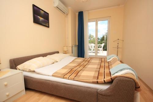 Giường trong phòng chung tại Rooms with a parking space Lovran, Opatija - 2352