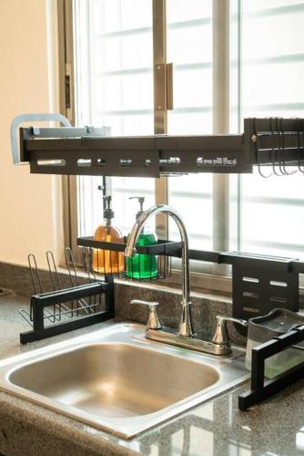 a kitchen counter with a sink and aounterpectrophe at Casa vacacional para disfrutar en familia in Chetumal