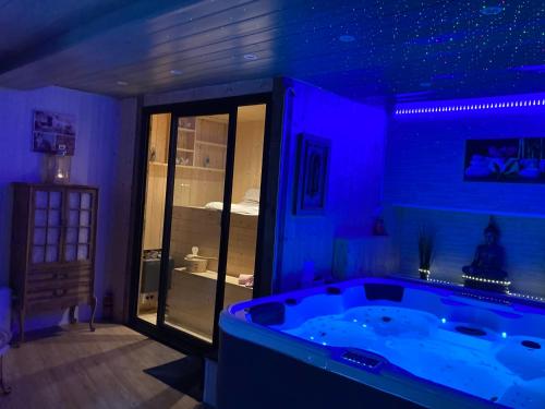 ein blaues Zimmer mit Whirlpool-Badewanne in der Unterkunft Sweet home, logement de tourisme in Étaples