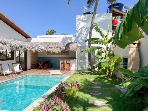 una piscina en el patio trasero de una villa en Casa Janela da Lua, en Icaraí