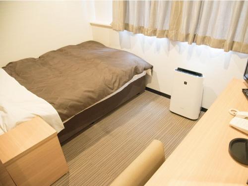 a bedroom with a bed and a desk with a computer at HOTEL SUNROAD - Vacation STAY 04184v in Amakusa