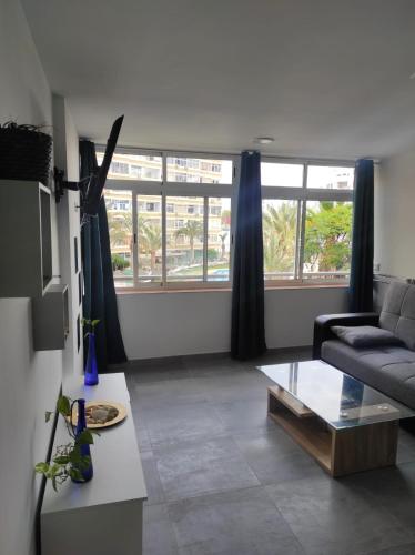 - un salon avec un canapé et une table dans l'établissement Your home in Gran Canaria, à San Bartolomé