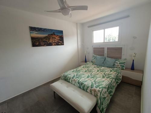 - une chambre avec un lit et un ventilateur de plafond dans l'établissement Your home in Gran Canaria, à San Bartolomé
