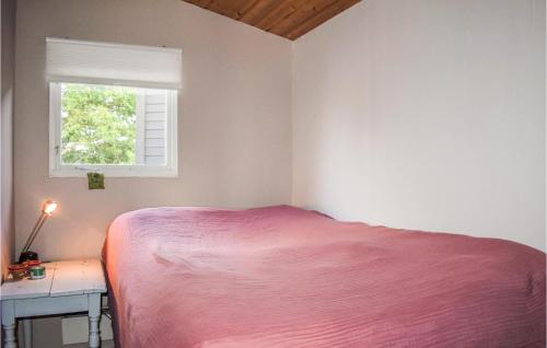 Säng eller sängar i ett rum på Beautiful Home In Ronneby With Kitchen