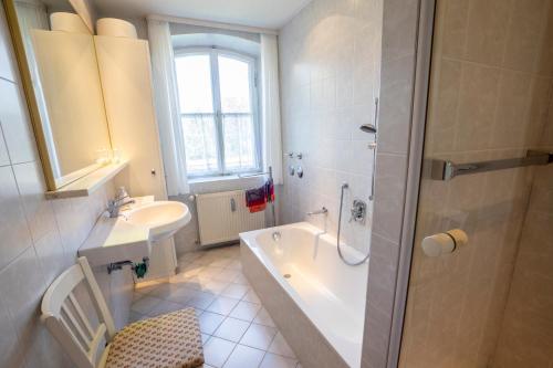 Ванная комната в Landhauswohnung mit wildromantischem Garten