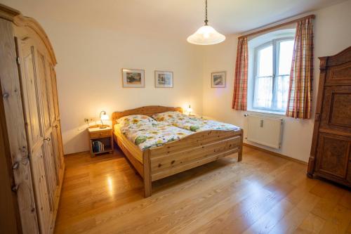 Кровать или кровати в номере Landhauswohnung mit wildromantischem Garten