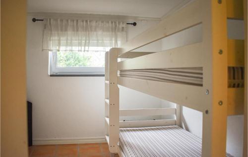 Palanda nebo palandy na pokoji v ubytování 2 Bedroom Gorgeous Home In Ystad