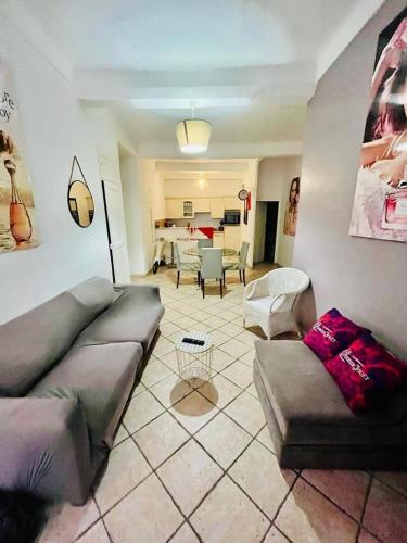 - un salon avec un canapé et une table dans l'établissement Au cœur de Cannes, à l’angle de la rue d’Antibes, à Cannes