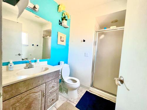 uma casa de banho com um WC, um lavatório e um chuveiro em WHOLE Family - Rosemont em Sacramento