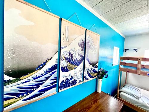 Zimmer mit blauen Wänden und Gemälden der Wellen in der Unterkunft WHOLE Family - Rosemont in Sacramento