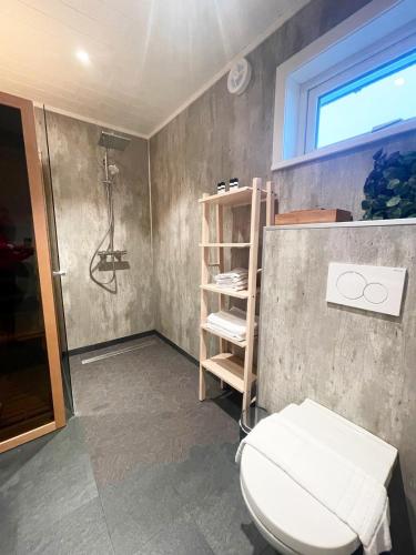 Un baño de Lofotlove Apartments - Modern and Comfy Apartments Close To Nature