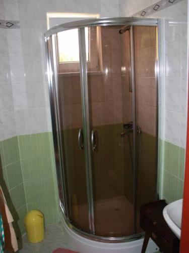y baño con ducha y puerta de cristal. en Privát Kamila, en Nová Lesná