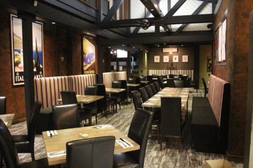 uma sala de jantar com mesas e cadeiras num restaurante em Brougham Arms Hotel em Bendigo
