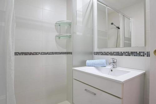 Koupelna v ubytování Valdelagrana: primera línea de playa.