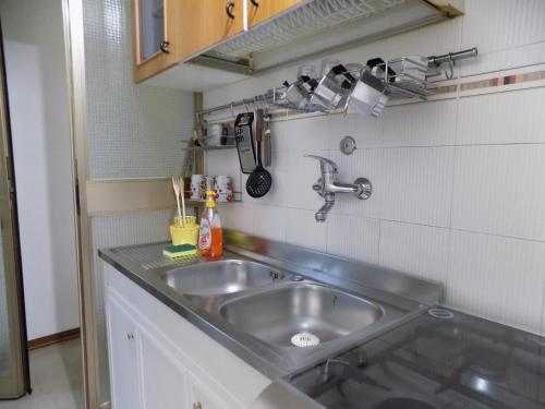 eine Küche mit einer Spüle und einer Arbeitsplatte in der Unterkunft Relax al mare in Silvi Paese