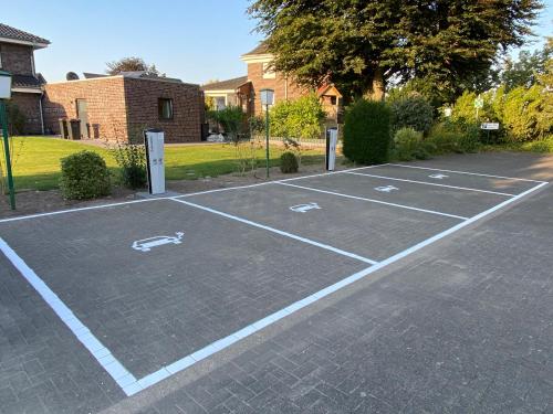 a tennis court in front of a house at Hotel van Lendt garni in Dülmen