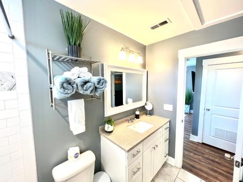 Η κουζίνα ή μικρή κουζίνα στο Stylish Cozy Tree House Pet Friendly!!!