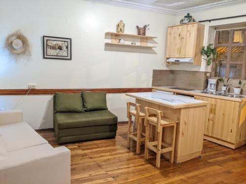 クエンカにあるLa Casa Cuencanaのキッチン(カウンター、テーブル、椅子付)