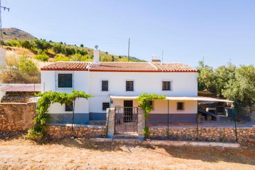 una casa bianca con una recinzione davanti di Cortijo El Chopo Almería a Bayarque