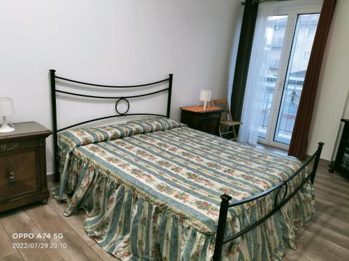 um quarto com uma cama com uma colcha em Apartment with terrace - dai fratelli Gurrieri em Ragusa