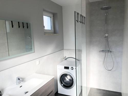 a bathroom with a washing machine in a shower at *Premium-Apartment im Spreewald* in Burg
