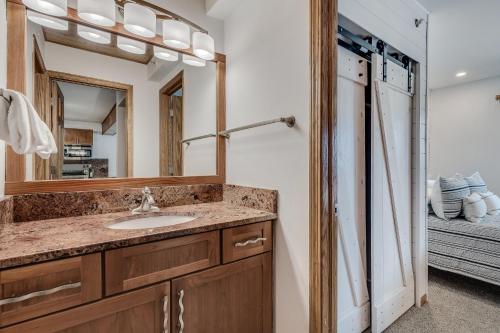 La salle de bains est pourvue d'un lavabo et d'un miroir. dans l'établissement Laurelwood Condominiums 102, à Snowmass Village