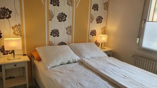 ein Schlafzimmer mit einem Bett mit zwei Lampen in der Unterkunft Ferienhaus Am Vitzerod in Tambach-Dietharz