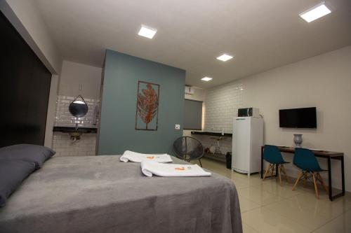 a bedroom with a bed with two towels on it at Jahu Center Plaza Flats in Jaú
