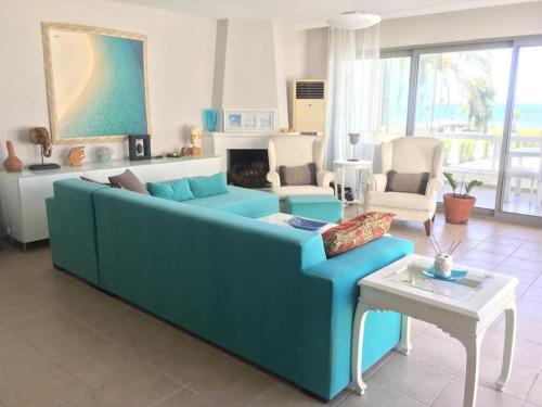 Posezení v ubytování Luxurious Atlantean Beachfront Summer Home