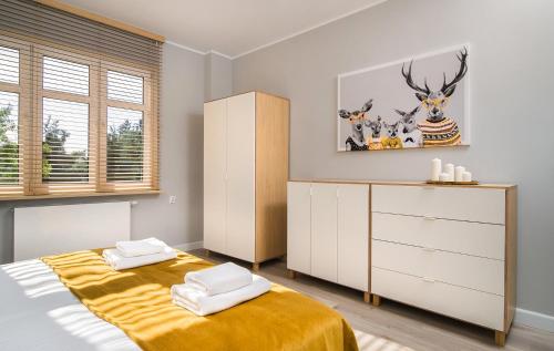 sypialnia z łóżkiem i komodą w obiekcie Apartament na Wspólnej w Elblągu