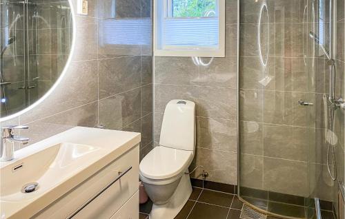 的住宿－1 Bedroom Cozy Apartment In ydegard，浴室配有卫生间、盥洗盆和淋浴。