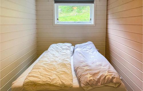Bett in einer Ecke eines Zimmers mit Fenster in der Unterkunft 1 Bedroom Cozy Apartment In ydegard 
