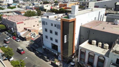 une vue aérienne sur une ville avec des bâtiments dans l'établissement Hotel Grand One Plaza, à Tijuana