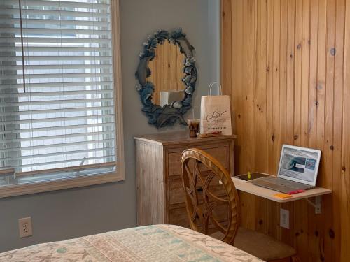Beach House Retreats 6-just 30 Steps from the Beach with Rooftop Hot Tub and Gourmet Kitchenにあるベッド