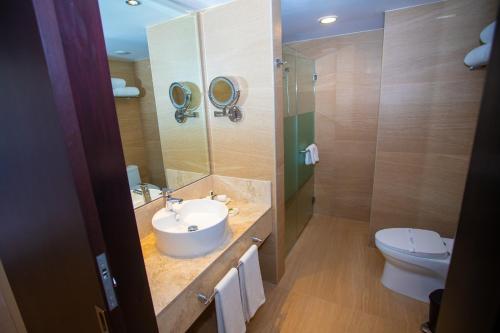 La salle de bains est pourvue d'un lavabo et de toilettes. dans l'établissement Occidental Nuevo Vallarta, à Nuevo Vallarta