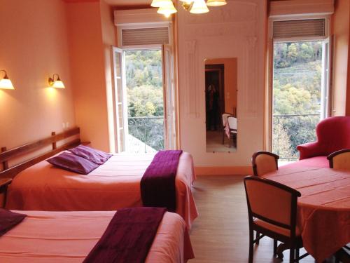 Postel nebo postele na pokoji v ubytování Hôtel Panoramic et des Bains