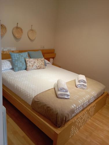 een slaapkamer met een bed met handdoeken erop bij Dúplex La Vega in Cenes de la Vega