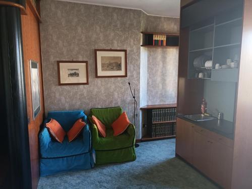 sala de estar con 2 sillas y lavamanos en MILAN SOUTH GATE APARTMENT, en Milán