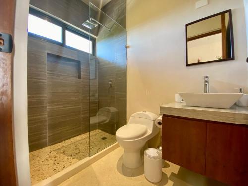ein Bad mit einem WC, einem Waschbecken und einer Dusche in der Unterkunft Loft in Veleta - Private Rooftop Pool - Fast WiFi in Tulum