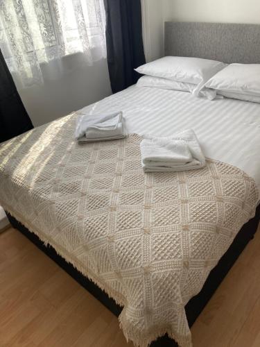 Postel nebo postele na pokoji v ubytování 3 Bed town house Near Ryde Sea Front @ One Church Lane